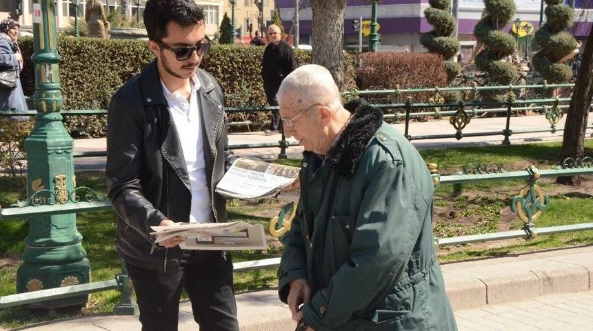 Ak Parti Gen&ccedil;lik Kolları &Ouml;ğrencileri Evet Gazetesi Dağıttı