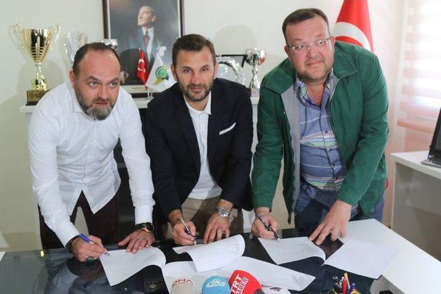 Okan Buruk, Akhisar Belediyespor’a İmzayı Attı