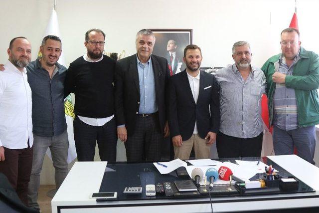 Okan Buruk, Akhisar Belediyespor’a İmzayı Attı