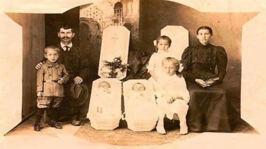 &Ouml;l&uuml;lere poz verdirme geleneği