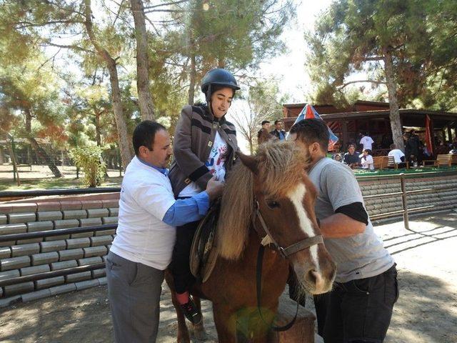 Down Sendromlu Öğrencilerin Hayvanat Bahçesi Keyfi