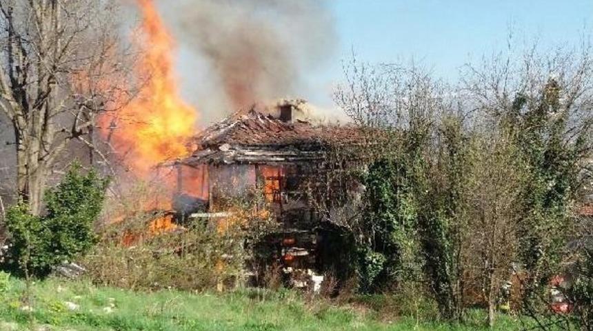 Hem Evi Hem De 15 Bin Lirası Yandı