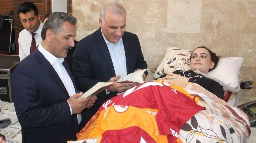 Hayata K&uuml;smedi, Hayalini Kurduğu Kitabının Tanıtımını Yaptı