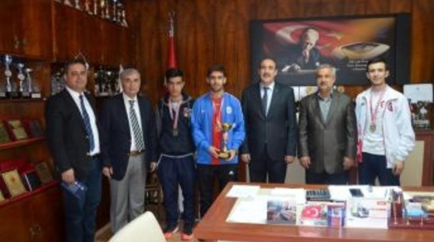 Kick-boks T&uuml;rkiye Şampiyonasında 3.nc&uuml; Oldular