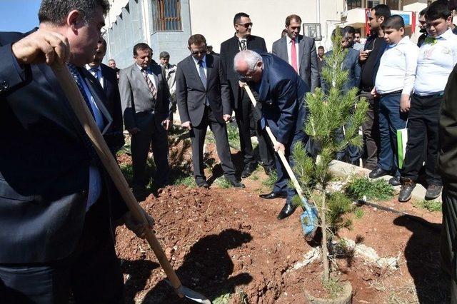 Şanlıurfa Valisi Tuna, Engellilerle Fidan Dikti