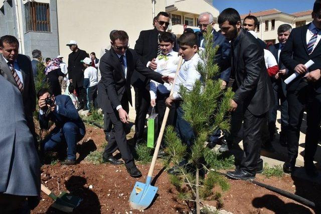 Şanlıurfa Valisi Tuna, Engellilerle Fidan Dikti