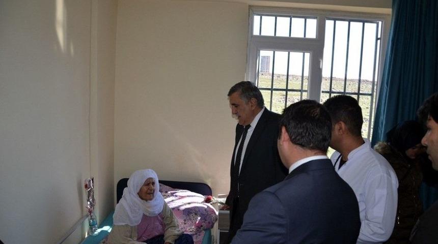 Harran &Uuml;niversitesi Rekt&ouml;r&uuml; Taşaltın, Bakım Evinde Kalan Yaşlıları Ziyaret Etti