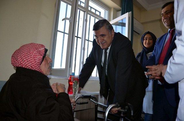 Harran Üniversitesi Rektörü Taşaltın, Bakım Evinde Kalan Yaşlıları Ziyaret Etti