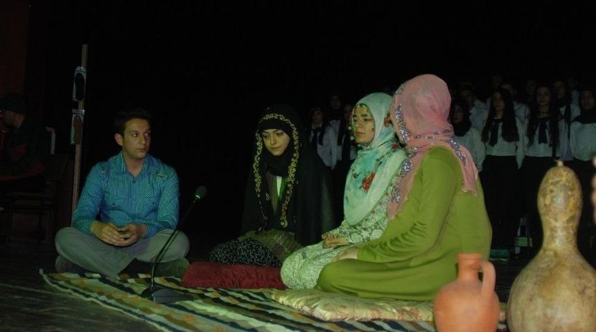 Lise &Ouml;ğrencilerinden &lsquo;&ccedil;anakkale&rsquo; Tiyatrosu