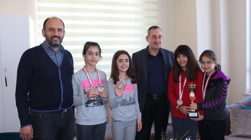 &Ccedil;ınar Koleji &Ouml;ğrencileri Y&uuml;zme M&uuml;sabakalarında İl &Uuml;&ccedil;&uuml;nc&uuml;s&uuml; Oldu