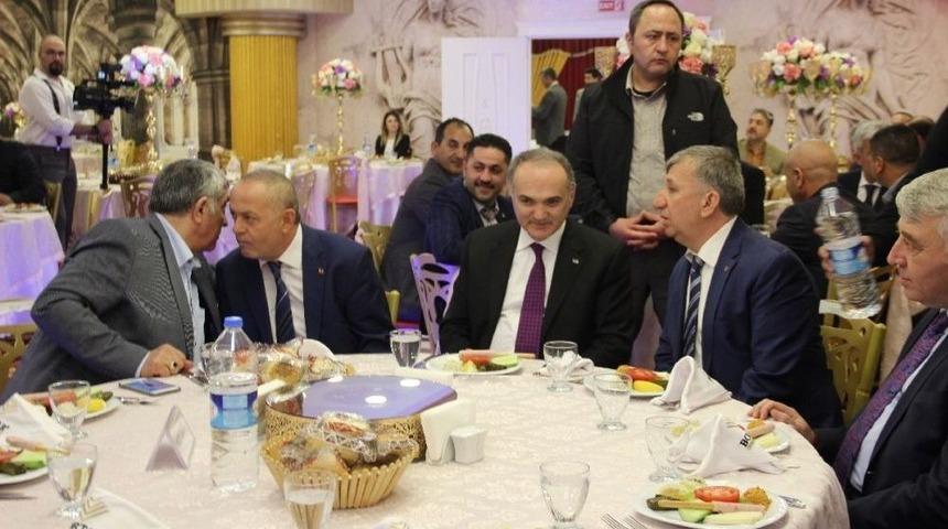 Bakan &Ouml;zl&uuml;, Menemenli Sanayici Ve İş Adamlarıyla Buluştu