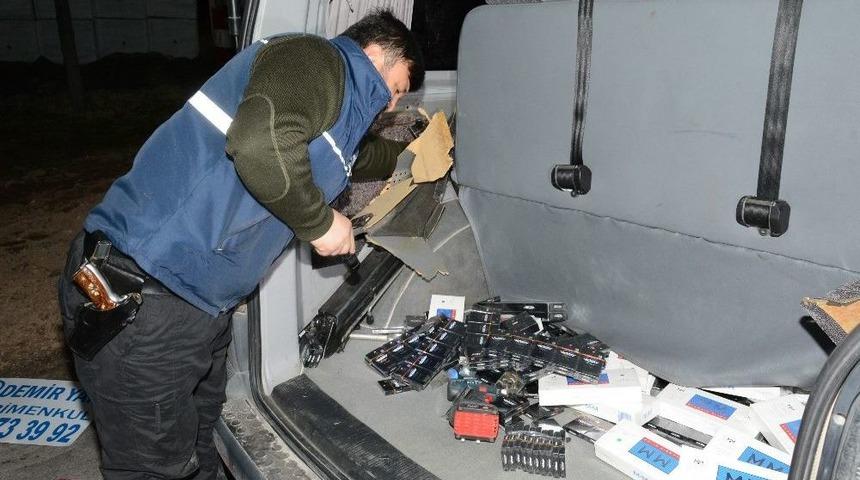 Polisin Durdurduğu Minib&uuml;s&uuml;n Her Yerinden Ka&ccedil;ak Sigara &Ccedil;ıktı