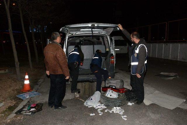 Polisin Durdurduğu Minibüsün Her Yerinden Kaçak Sigara Çıktı