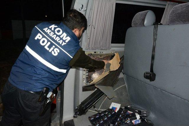 Polisin Durdurduğu Minibüsün Her Yerinden Kaçak Sigara Çıktı