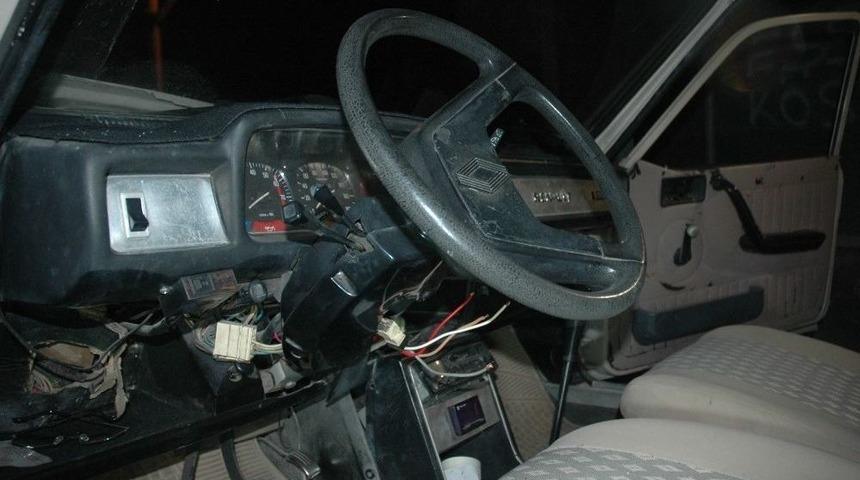 &Ccedil;aldıkları Otomobili Duvara &Ccedil;arpıp Ka&ccedil;tılar