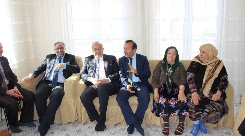 Gen&ccedil;ler Ahıskalı M&uuml;lkiye Nineyi Ziyaret Ettiler