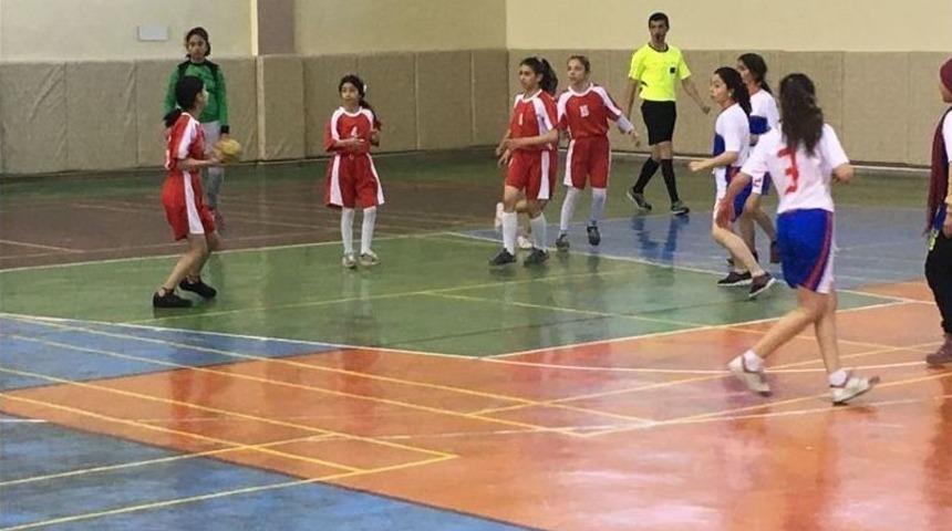 Kul&uuml;pler Hentbol Heyecanı Başladı