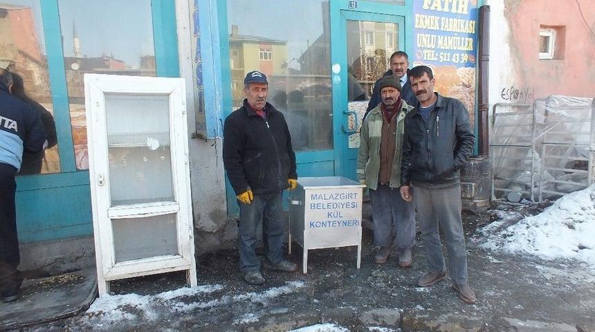 Malazgirt Belediyesinden ‘kül Konteyneri’ Dağıtımı