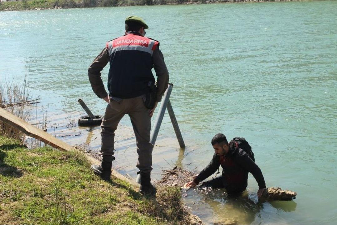 Jandarmadan Y&uuml;zerek Ka&ccedil;maya &Ccedil;alışan Suriyeli G&ouml;&ccedil;men Pişman Oldu