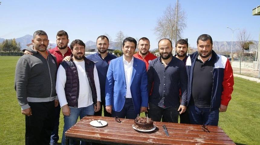 Başkan Gen&ccedil;&rsquo;ten Başpehlivan Okulu&rsquo;ya Doğum G&uuml;n&uuml; S&uuml;rprizi