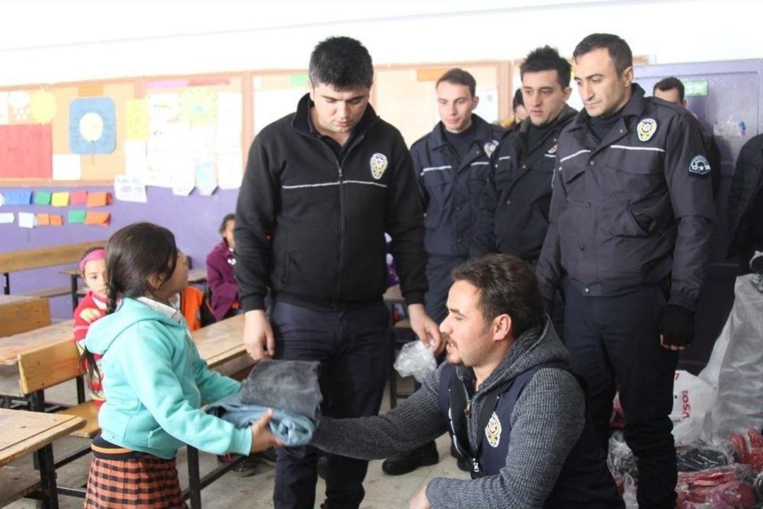 Polisten &Ouml;ğrencilere Destek