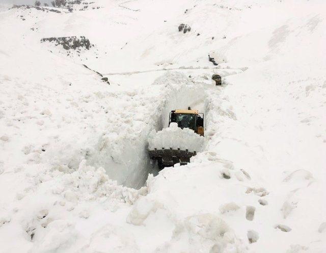 Askeri Üs Bölgesinin Yoluna Çığ Düştü