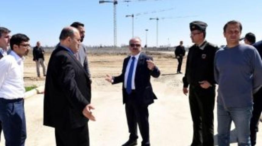 Vali &Ccedil;akacak, &Ccedil;ukurova B&ouml;lgesel Havalimanı İnşaat Sahasında İncelemelerde Bulundu
