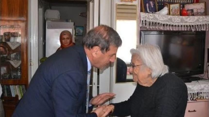 Başkan &Ouml;zkan Yaşlıları Unutmadı