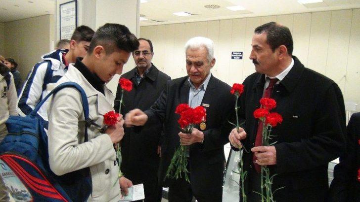 183 Öğrenci Karanfillerle Çanakkale’ye Uğurlandı G5