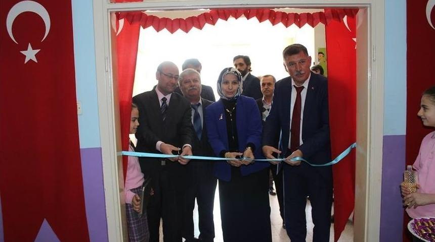 Vezirhan Ortaokulunda &Ccedil;anakkale Zaferi Ve 15 Temmuz Temalı Resim Sergisi A&ccedil;ıldı