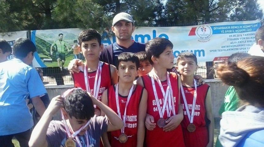 Kulplu &Ouml;ğrenciler Atletizmde Şampiyon Oldu