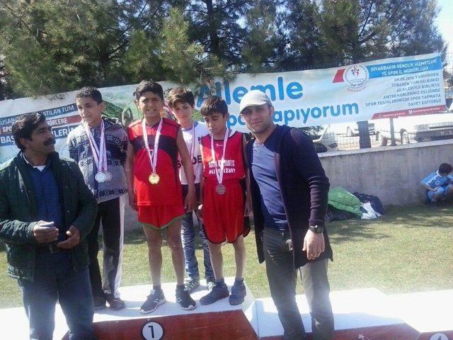 Kulplu Öğrenciler Atletizmde Şampiyon Oldu