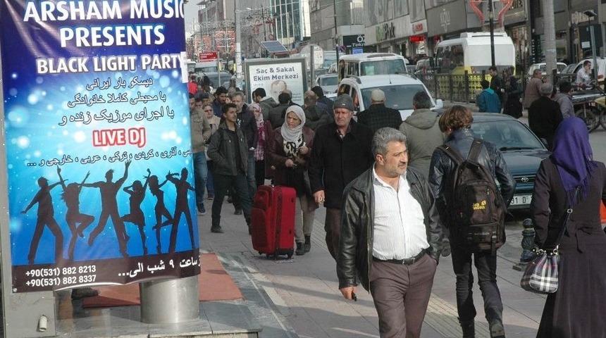 İranlı Turistler G&uuml;nd&uuml;z Alışverişte Gece Eğlencede