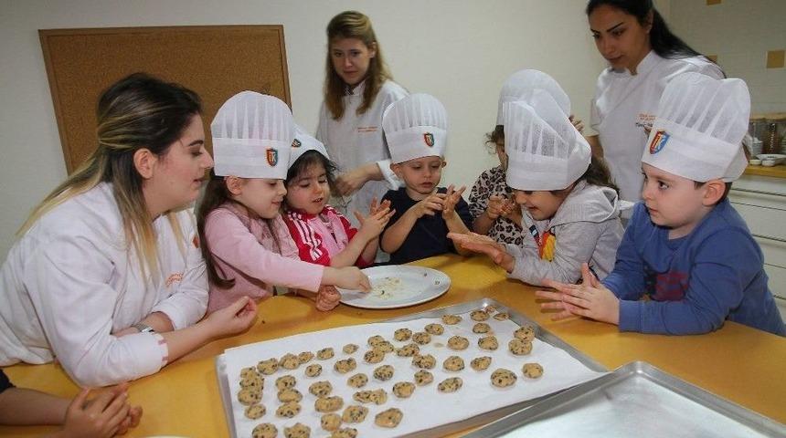 &Uuml;niversite &Ouml;ğrencileri Miniklerle Kurabiye Yaptı