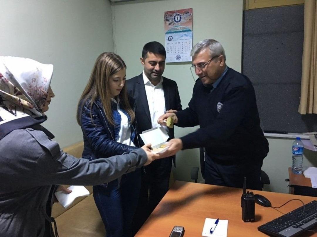 Gece &Ccedil;alışanlarının N&ouml;betlerine, &Ouml;ğrenciler Ortak Oldu