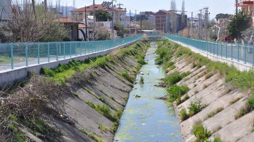 Sulama Kanalına Demir Korkuluklu &Ouml;nlem