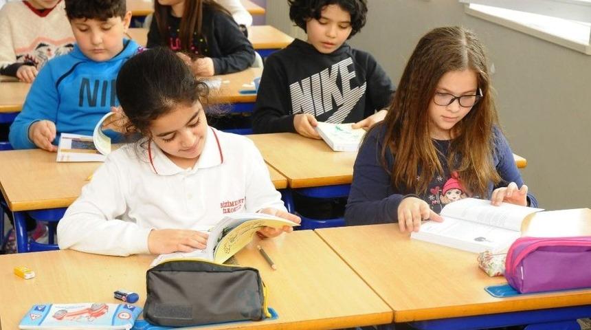Beylikd&uuml;z&uuml;&rsquo;nde &Ouml;ğrencilere &Ccedil;evre Ajandası Hediye Ediliyor