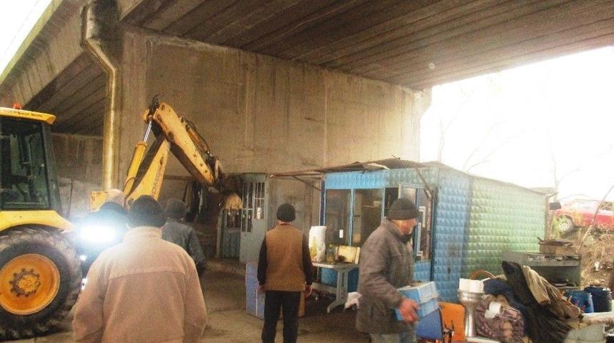 Viyad&uuml;k Altındaki Ahır Yıkıldı