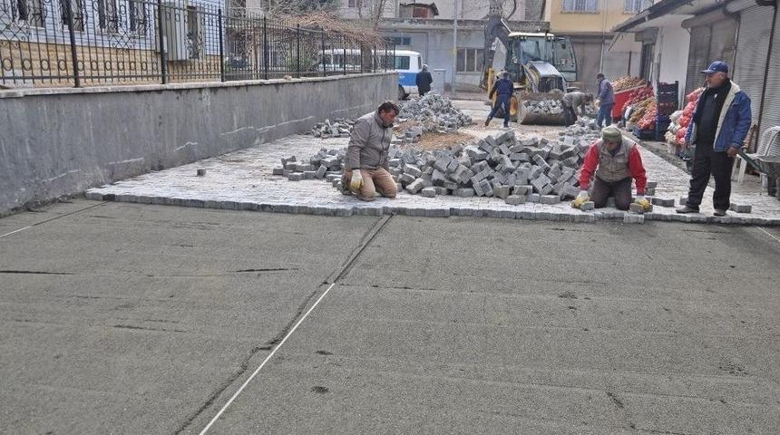 G&ouml;lbaşı İl&ccedil;esinde Kaldırım Ve Yol &Ccedil;alışması Yapılıyor