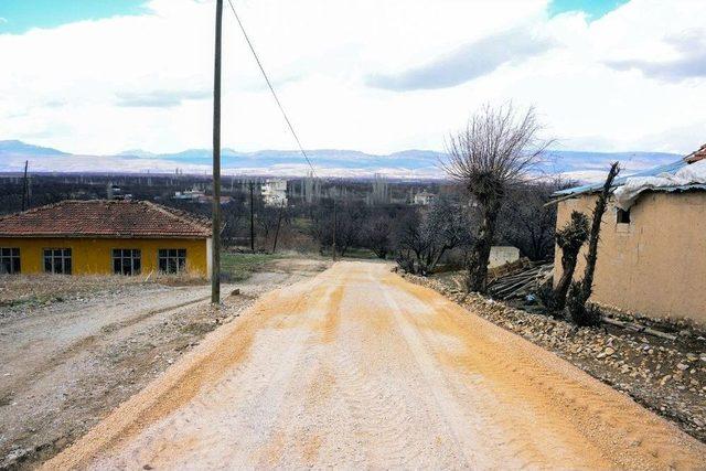 Büyükşehir Akçadağ’da Yol Çalışmalarına Başladı