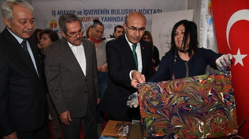 Vali Demirtaş, Büyükşehir Standında Ebru Yaptı