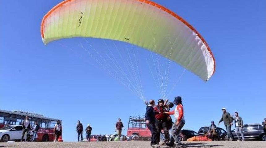 Engelli &Ccedil;ocuklar Yama&ccedil; Paraş&uuml;t&uuml;yle U&ccedil;tu