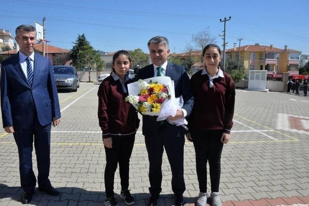 Balıkesir Valisi Ersin Yazıcı, Edremit&rsquo;te Kitap Okuma Etkinliğine Katıldı