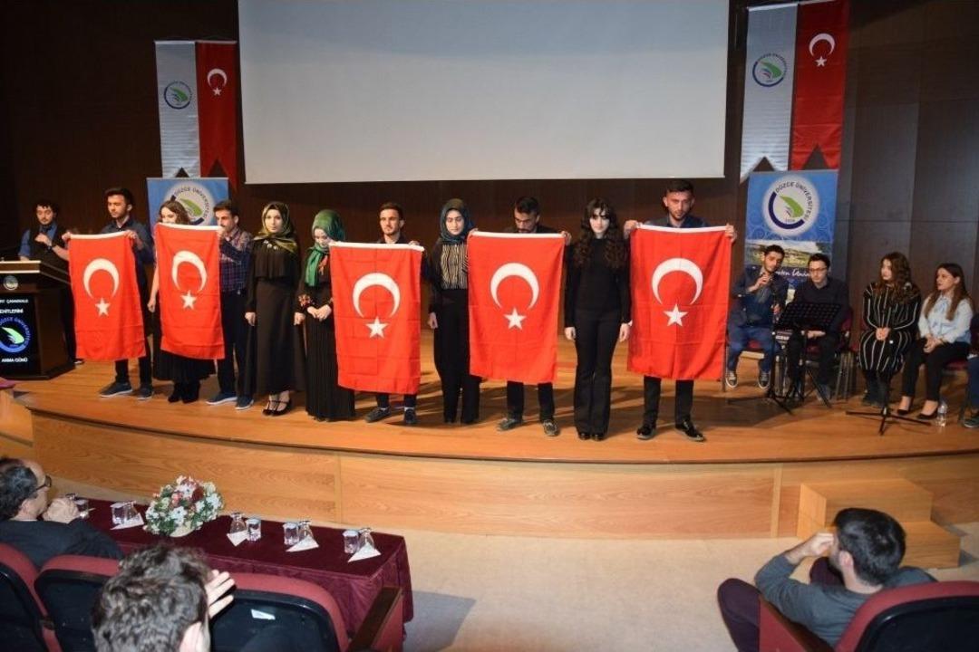 D&uuml;zce &Uuml;niversitesi &Ouml;ğrencilerinden &Ccedil;anakkale Şehitlerimiz İ&ccedil;in Anlamlı Etkinlik