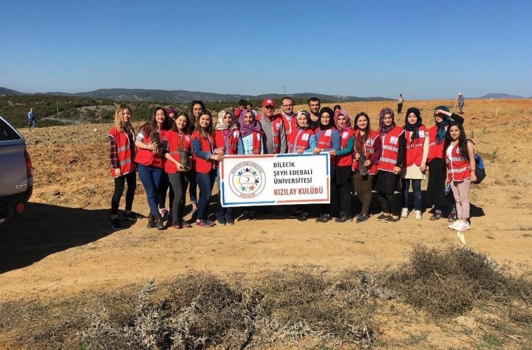 &Ouml;ğrenciler 300 Fidanı Toprakla Buluşturdu