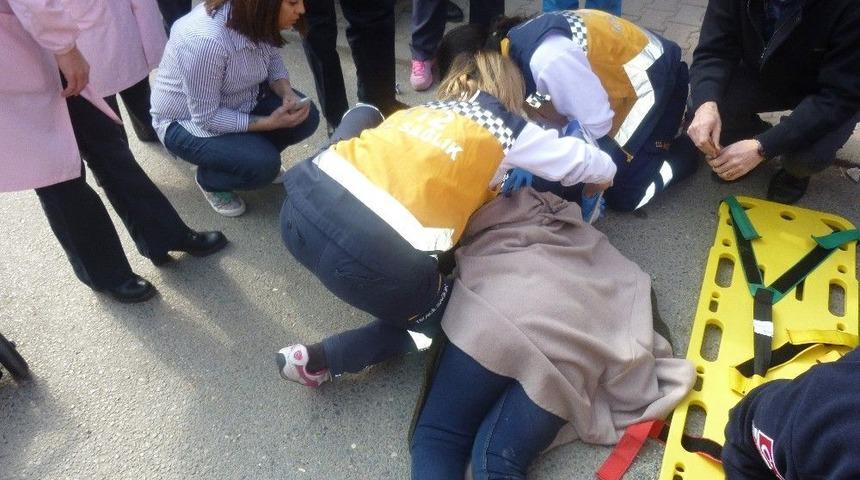 Ataşehir&rsquo;de Karşıda Karşıya Ge&ccedil;en Kadın Tırın Altında Kaldı