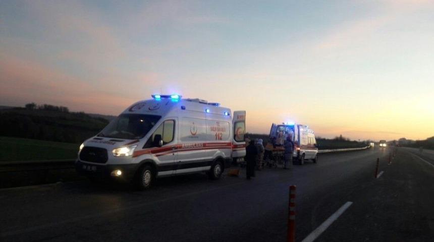 &Ccedil;anakkale-istanbul Yolunda İki Ayrı Kaza: 1 &Ouml;l&uuml;, 6 Yaralı