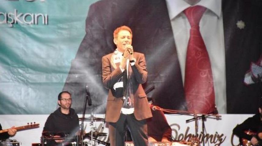 Mustafa Yıldızdoğan, Aksaray Konserinde Gen&ccedil;leri Coşturdu