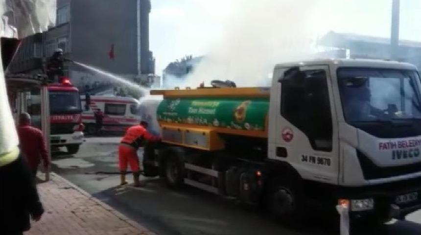 Fatih&rsquo;te Karton Kağıt Toplayan Geri D&ouml;n&uuml;ş&uuml;m Aracında Yangın &Ccedil;ıktı