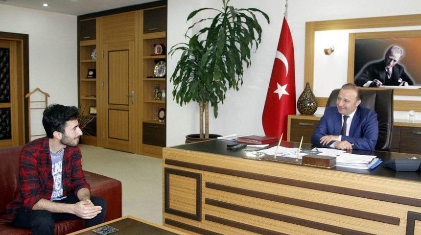 Rekt&ouml;r &Uuml;nal, Faturasını &Ouml;dediği &Ouml;ğrencisiyle Buluştu